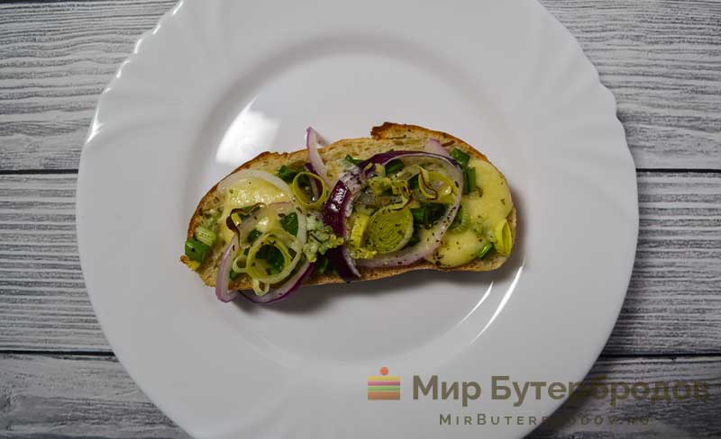 Готовые горячие бутерброды - Горячие бутерброды с зелёным луком и моцареллой