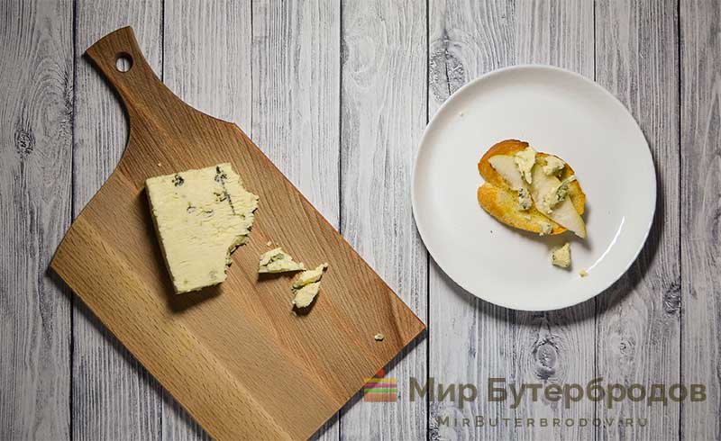 Голубой сыр с плесенью - Кростини с голубым сыром, грушей и мёдом