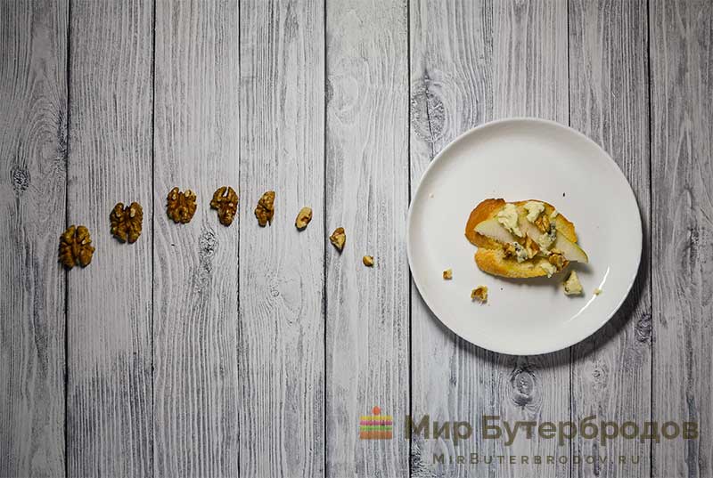 Грецкие орехи - Кростини с голубым сыром, грушей и мёдом